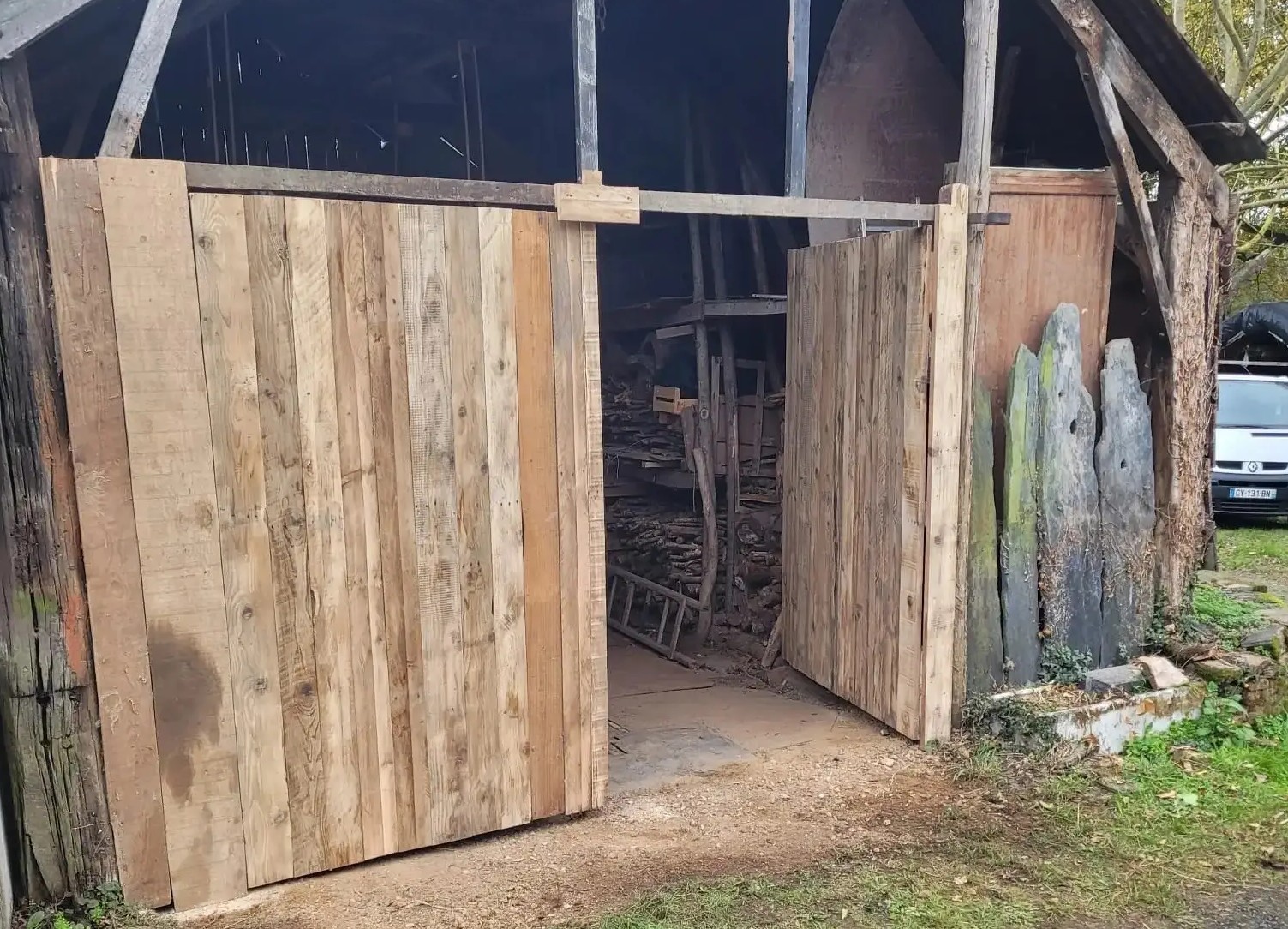 photo de la construction d'un portail en bois de récupération par l'entreprise cjal