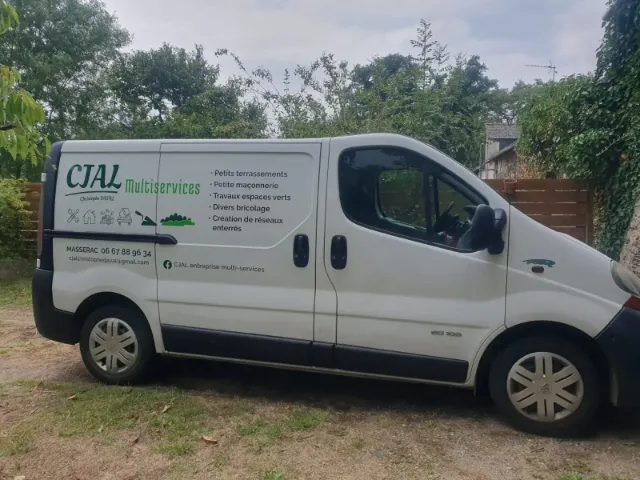 photo de Christophe Daval artisan multiservices à Massérac et son camion
