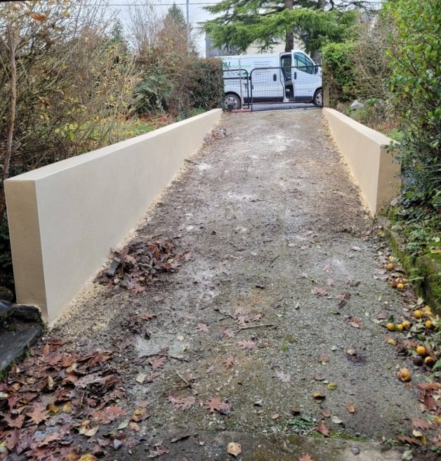 photo d'un enduit sur muret réalisé par entreprise multiservices cjal