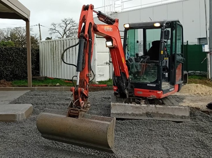 Mini-pelle: terrassement, empierrement, tranchées.